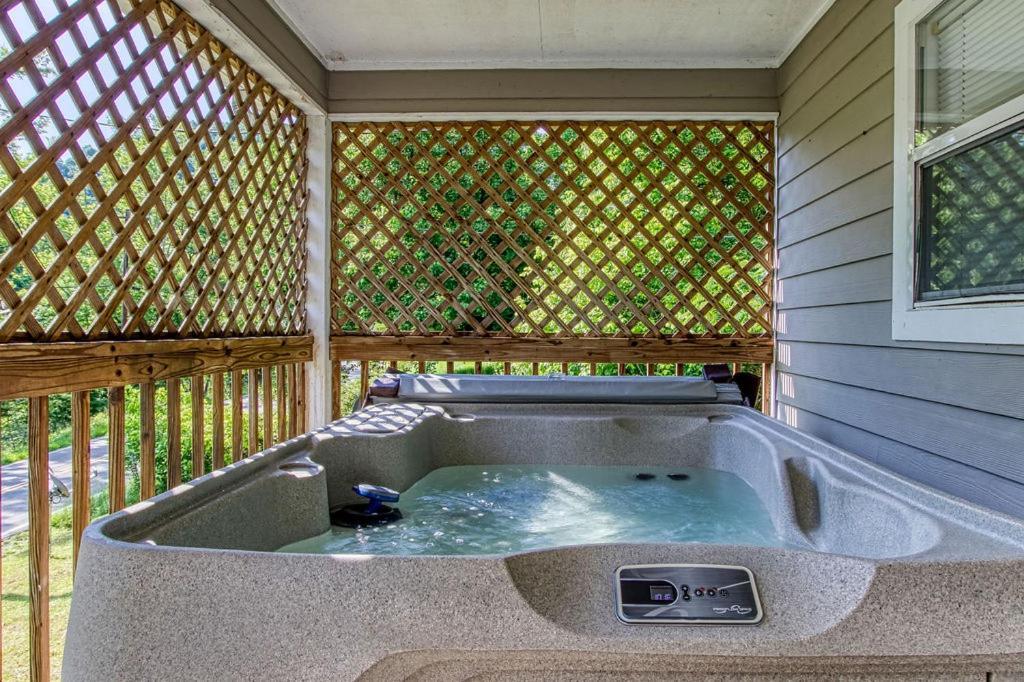 River Song, Near River, Hot Tub, Foosball, Wifi 1089 Free Tickets Each Paid Day, Dollywood And More Sevierville Kültér fotó